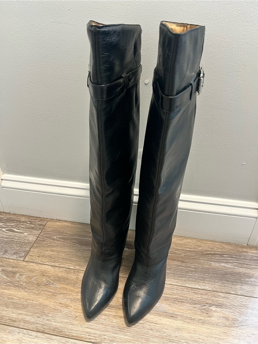 Black Leather Knee-High Pointed Toe Boots